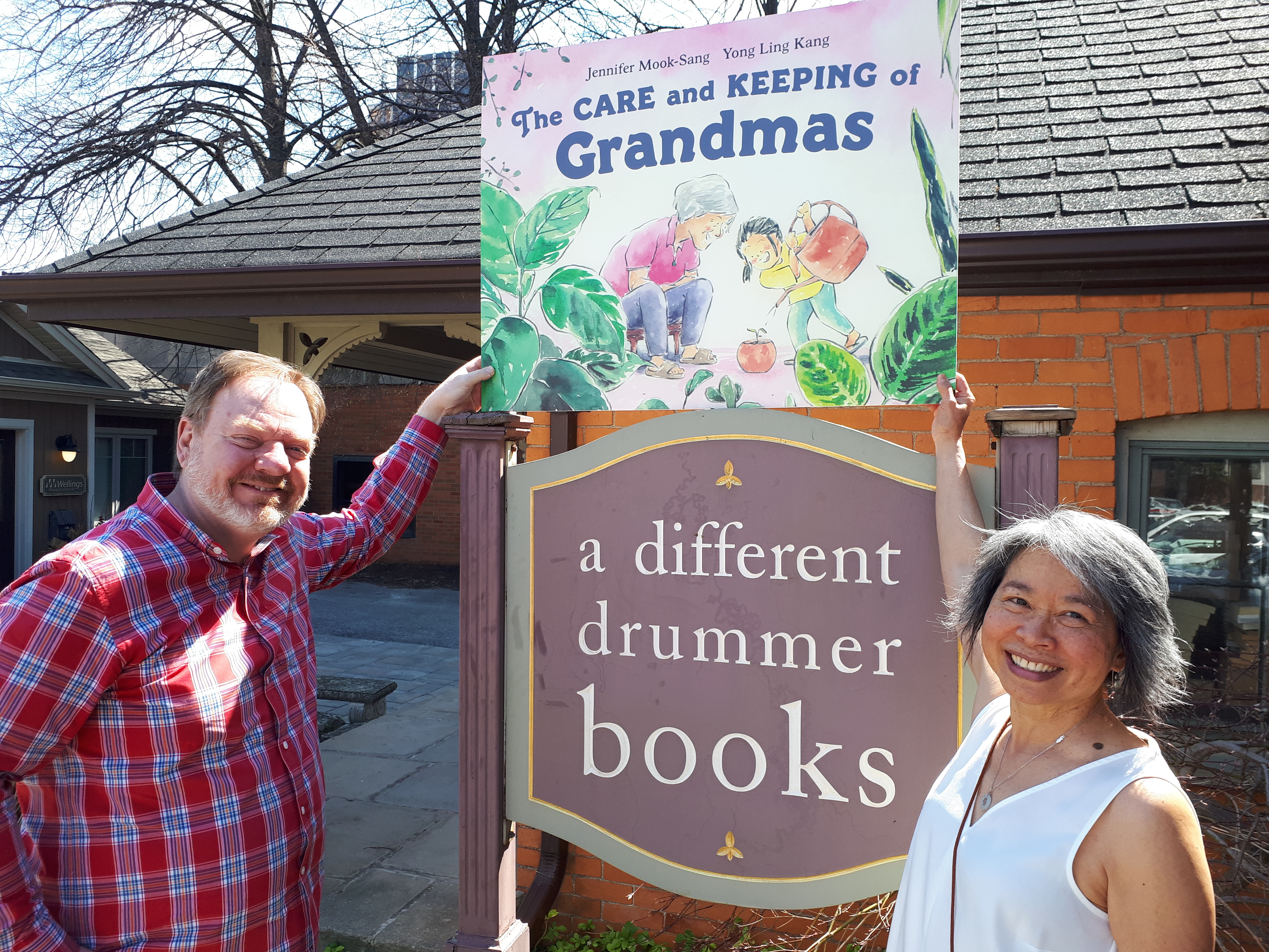 Bookseller Ian Elliot of A Different Drummer Books in Burlington, and author Jennifer Mook-Sang